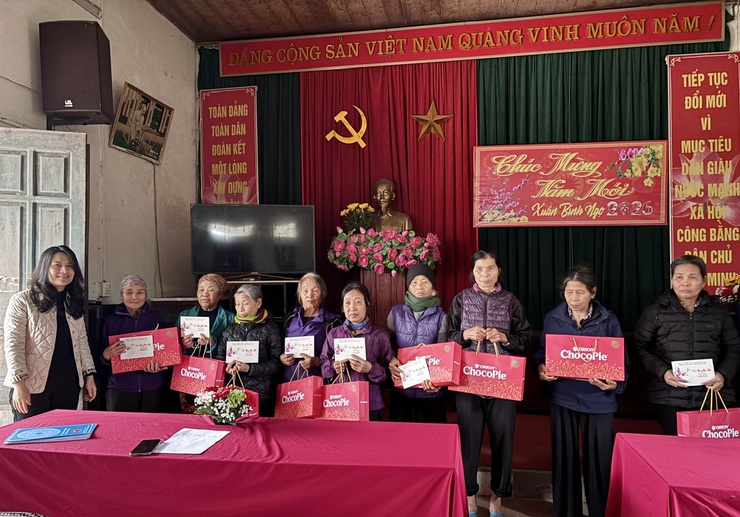 36 Người cao tuổi cô đơn có hoàn cảnh khó khăn được trao tặng quà Tết từ cộng đồng Doanh nghiệp phường Chương Mỹ- Ảnh 1.