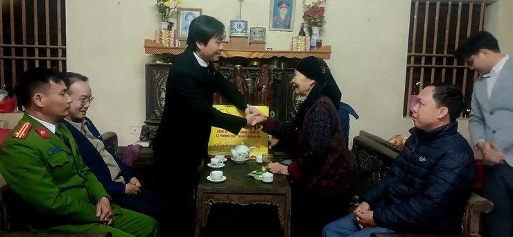 ẤM ÁP NGHĨA TÌNH: LÃNH ĐẠO XÃ THĂM, CHÚC TẾT CÁC GIA ĐÌNH CHÍNH SÁCH- Ảnh 6.