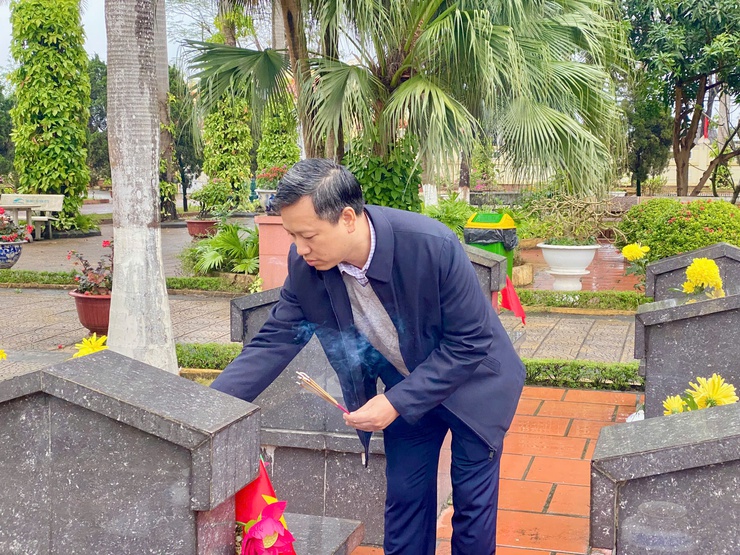 Phường Từ Liêm tổ chức đoàn đại biểu dâng hương nhân dịp Tết Nguyên đán- Ảnh 4.