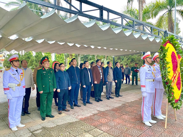 Phường Từ Liêm tổ chức đoàn đại biểu dâng hương nhân dịp Tết Nguyên đán- Ảnh 1.