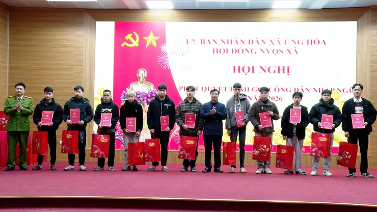 ỨNG HOÀ TRAO QUYẾT ĐỊNH GỌI CÔNG DÂN NHẬP NGŨ NĂM 2026.- Ảnh 4.