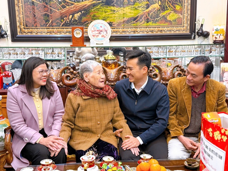 Đồng chí Lý Duy Xuân – Phó Bí thư Thường trực Đảng uỷ phường thăm, tặng quà người có công tiêu biểu nhân dịp Tết Nguyên đán Bính Ngọ 2026- Ảnh 1.