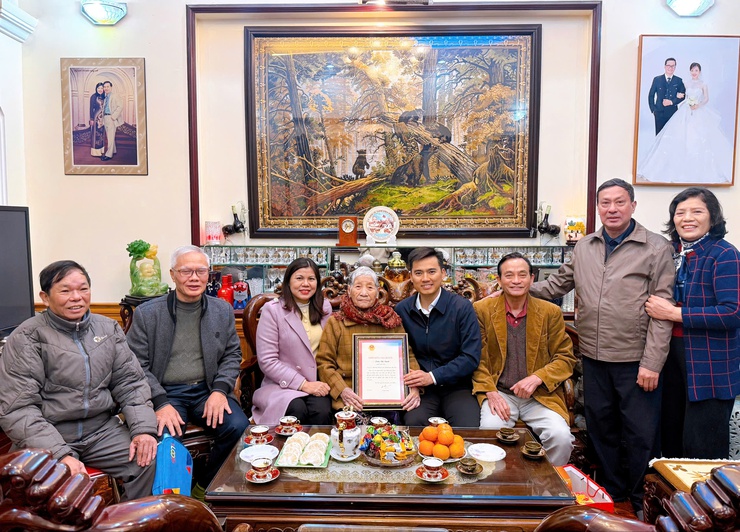 Đồng chí Lý Duy Xuân – Phó Bí thư Thường trực Đảng uỷ phường thăm, tặng quà người có công tiêu biểu nhân dịp Tết Nguyên đán Bính Ngọ 2026- Ảnh 2.