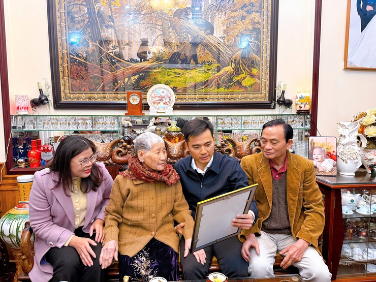 Đồng chí Lý Duy Xuân – Phó Bí thư Thường trực Đảng uỷ phường thăm, tặng quà người có công tiêu biểu nhân dịp Tết Nguyên đán Bính Ngọ 2026- Ảnh 3.