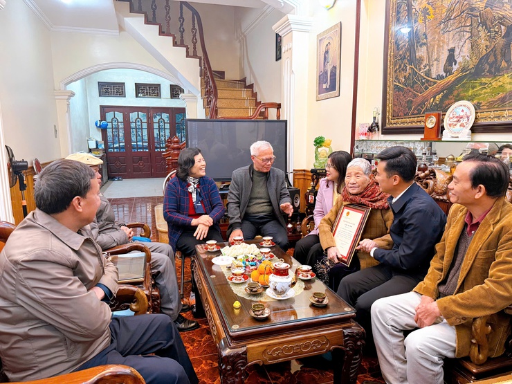 Đồng chí Lý Duy Xuân – Phó Bí thư Thường trực Đảng uỷ phường thăm, tặng quà người có công tiêu biểu nhân dịp Tết Nguyên đán Bính Ngọ 2026- Ảnh 5.