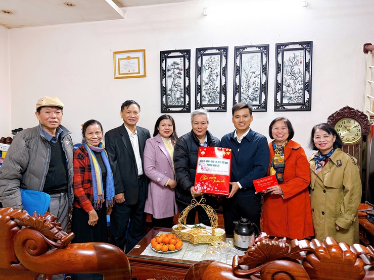 Đồng chí Lý Duy Xuân – Phó Bí thư Thường trực Đảng uỷ phường thăm, tặng quà người có công tiêu biểu nhân dịp Tết Nguyên đán Bính Ngọ 2026- Ảnh 7.