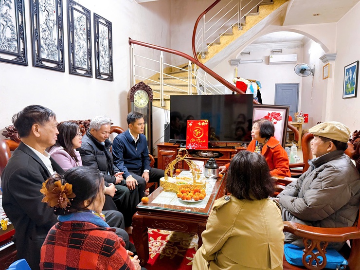 Đồng chí Lý Duy Xuân – Phó Bí thư Thường trực Đảng uỷ phường thăm, tặng quà người có công tiêu biểu nhân dịp Tết Nguyên đán Bính Ngọ 2026- Ảnh 6.