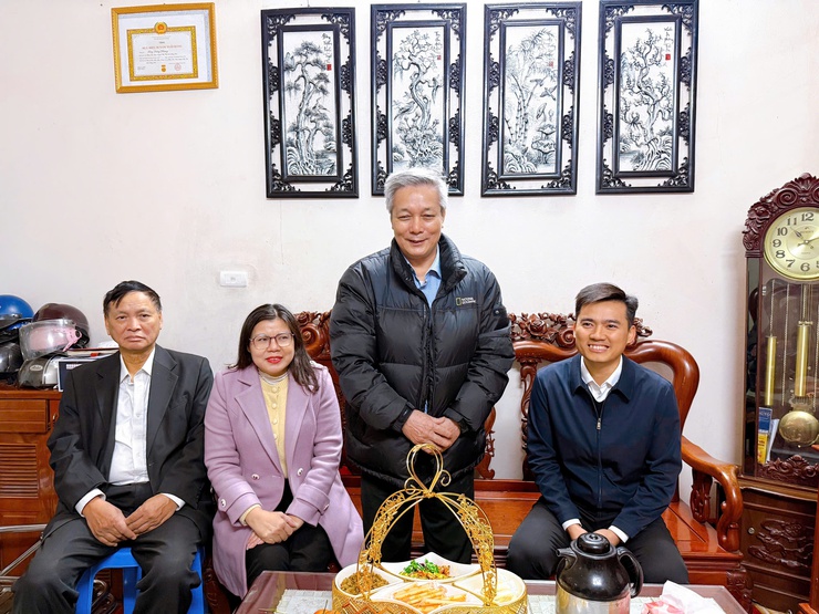 Đồng chí Lý Duy Xuân – Phó Bí thư Thường trực Đảng uỷ phường thăm, tặng quà người có công tiêu biểu nhân dịp Tết Nguyên đán Bính Ngọ 2026- Ảnh 8.