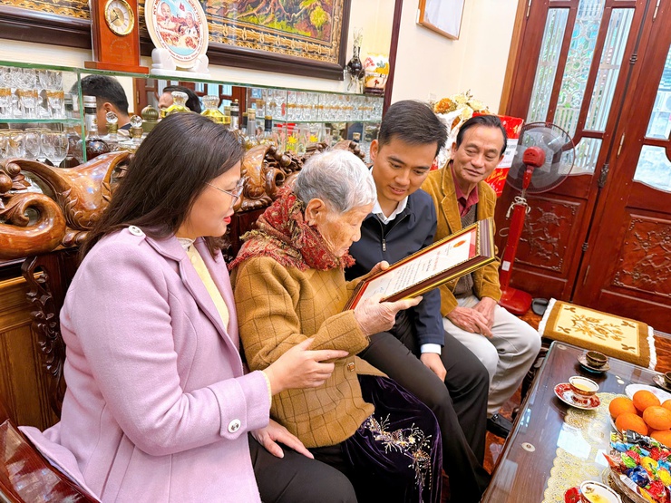 Đồng chí Lý Duy Xuân – Phó Bí thư Thường trực Đảng uỷ phường thăm, tặng quà người có công tiêu biểu nhân dịp Tết Nguyên đán Bính Ngọ 2026- Ảnh 4.