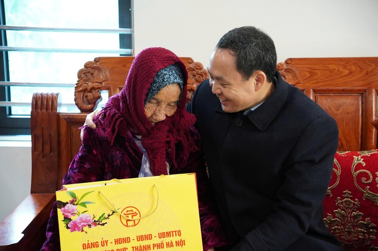 ẤM ÁP NGHĨA TÌNH: LÃNH ĐẠO XÃ THĂM, CHÚC TẾT CÁC GIA ĐÌNH CHÍNH SÁCH- Ảnh 1.