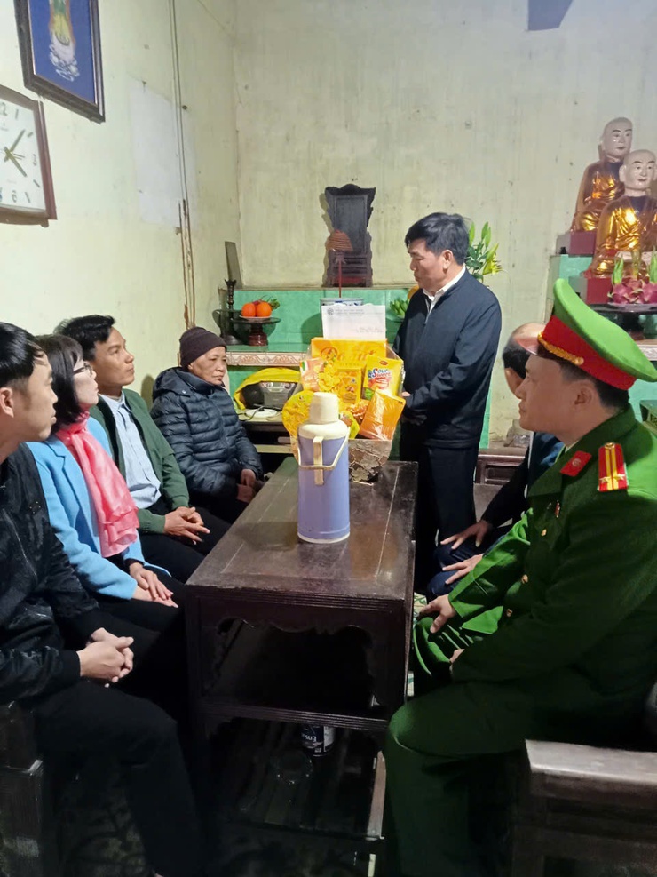 ẤM ÁP NGHĨA TÌNH: LÃNH ĐẠO XÃ THĂM, CHÚC TẾT CÁC GIA ĐÌNH CHÍNH SÁCH- Ảnh 4.