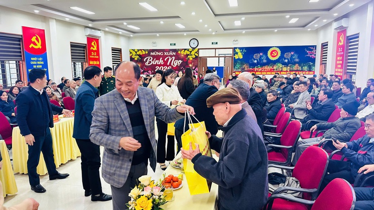 Phường Định Công tổ chức gặp mặt nguyên lãnh đạo và cán bộ chủ chốt Xuân Bính Ngọ 2026: Tri ân, đoàn kết và phát triển- Ảnh 8.