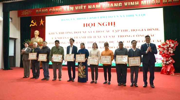 Xã Thiên Lộc tổ chức Hội nghị khen thưởng đối với các tập thể, cá nhân, hộ gia đình có thành tích xuất sắc trong công tác giải phóng mặt bằng dự án Cầu Thượng Cát và dự án Khu đô thị mới G19- Ảnh 12.