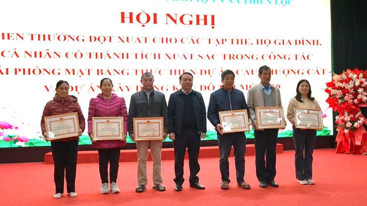 Xã Thiên Lộc tổ chức Hội nghị khen thưởng đối với các tập thể, cá nhân, hộ gia đình có thành tích xuất sắc trong công tác giải phóng mặt bằng dự án Cầu Thượng Cát và dự án Khu đô thị mới G19- Ảnh 11.