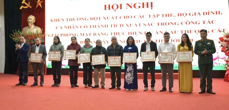 Xã Thiên Lộc tổ chức Hội nghị khen thưởng đối với các tập thể, cá nhân, hộ gia đình có thành tích xuất sắc trong công tác giải phóng mặt bằng dự án Cầu Thượng Cát và dự án Khu đô thị mới G19- Ảnh 13.