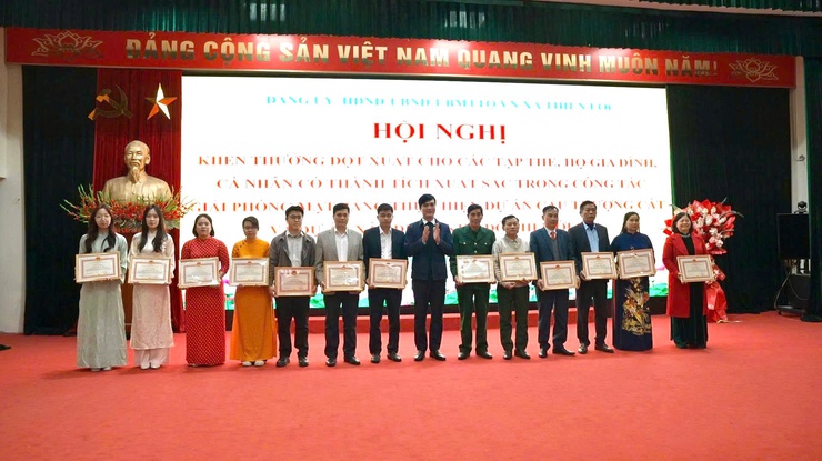 Xã Thiên Lộc tổ chức Hội nghị khen thưởng đối với các tập thể, cá nhân, hộ gia đình có thành tích xuất sắc trong công tác giải phóng mặt bằng dự án Cầu Thượng Cát và dự án Khu đô thị mới G19- Ảnh 9.