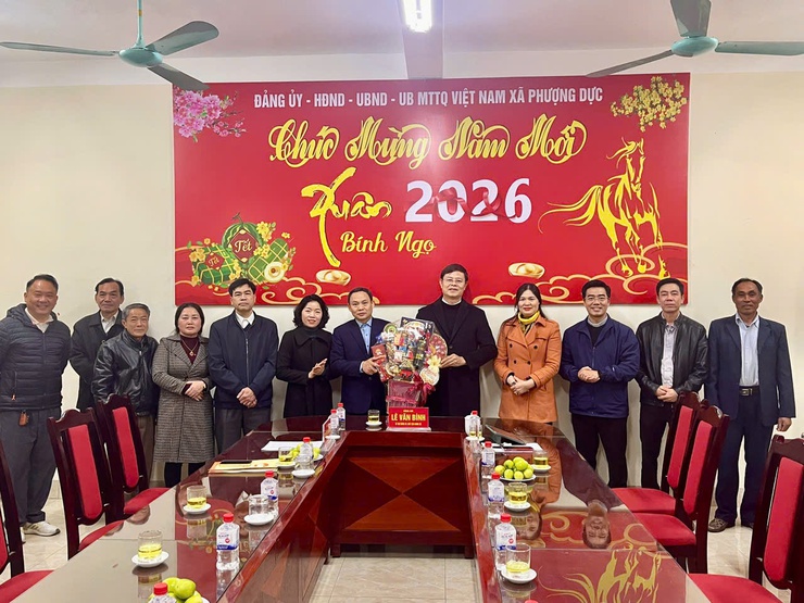 ĐỒNG BÀO CÔNG GIÁO ĐẾN THĂM VÀ CHÚC TẾT CHÍNH QUYỀN XÃ PHƯỢNG DỰC- Ảnh 1.