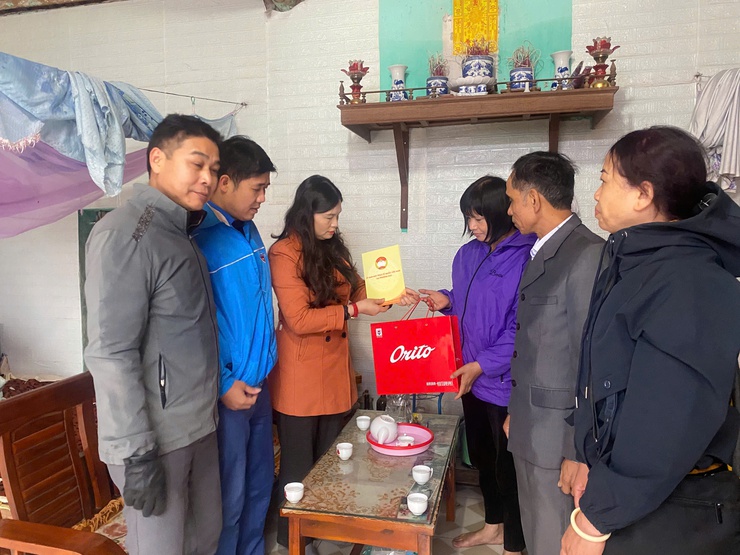 ẤM ÁP NGHĨA TÌNH: LÃNH ĐẠO XÃ THĂM, CHÚC TẾT CÁC GIA ĐÌNH CHÍNH SÁCH- Ảnh 2.