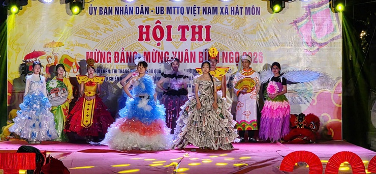 HÁT MÔN: HỘI THI TRÌNH DIỄN TRANG PHỤC TÁI CHẾ – LAN TỎA THÔNG ĐIỆP SỐNG XANH- Ảnh 1.