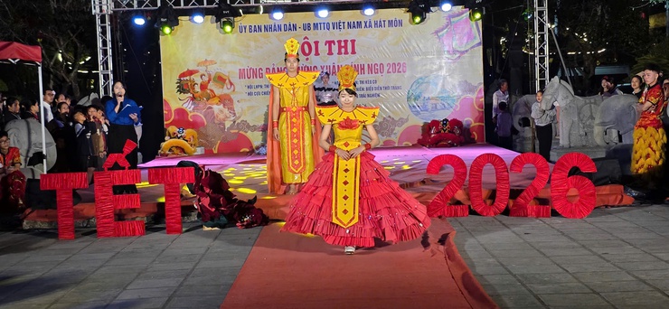 HÁT MÔN: HỘI THI TRÌNH DIỄN TRANG PHỤC TÁI CHẾ – LAN TỎA THÔNG ĐIỆP SỐNG XANH- Ảnh 2.