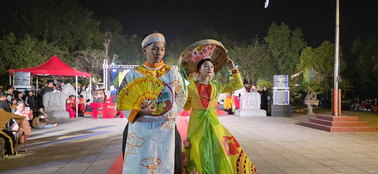 HÁT MÔN: HỘI THI TRÌNH DIỄN TRANG PHỤC TÁI CHẾ – LAN TỎA THÔNG ĐIỆP SỐNG XANH- Ảnh 3.