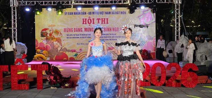 HÁT MÔN: HỘI THI TRÌNH DIỄN TRANG PHỤC TÁI CHẾ – LAN TỎA THÔNG ĐIỆP SỐNG XANH- Ảnh 4.