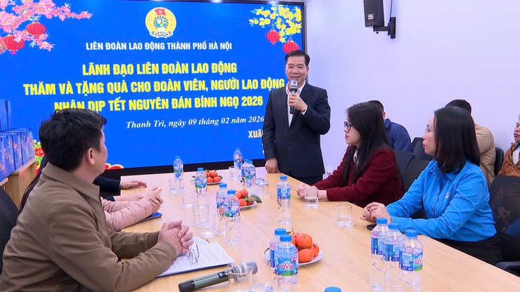 Liên đoàn Lao động thành phố Hà Nội thăm, tặng quà Tết cho đoàn viên Công đoàn Công ty cổ phần Môi trường Đô thị Thanh Trì- Ảnh 1.