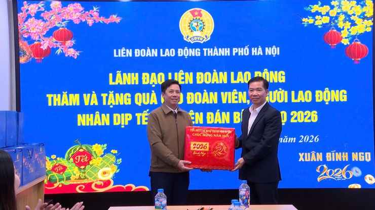 Liên đoàn Lao động thành phố Hà Nội thăm, tặng quà Tết cho đoàn viên Công đoàn Công ty cổ phần Môi trường Đô thị Thanh Trì- Ảnh 2.
