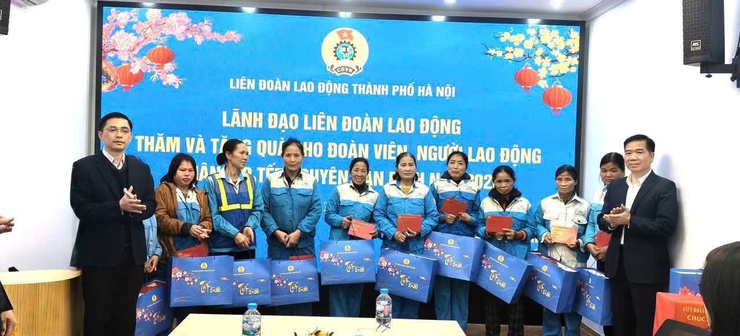 Liên đoàn Lao động thành phố Hà Nội thăm, tặng quà Tết cho đoàn viên Công đoàn Công ty cổ phần Môi trường Đô thị Thanh Trì- Ảnh 3.