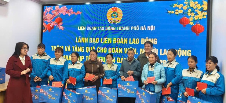 Liên đoàn Lao động thành phố Hà Nội thăm, tặng quà Tết cho đoàn viên Công đoàn Công ty cổ phần Môi trường Đô thị Thanh Trì- Ảnh 4.