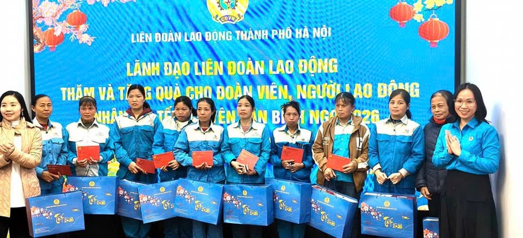 Liên đoàn Lao động thành phố Hà Nội thăm, tặng quà Tết cho đoàn viên Công đoàn Công ty cổ phần Môi trường Đô thị Thanh Trì- Ảnh 5.