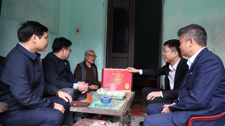 Xã Tam Hưng triển khai nghiêm túc đúng quy định tặng quà người có công nhân dip Tết Dương lịch và Tết Nguyên đán Bính Ngọ 2026- Ảnh 1.