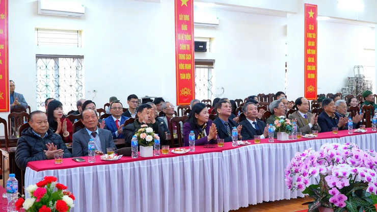 XÃ DÂN HÒA GẶP MẶT CÁC ĐỒNG CHÍ CÁN BỘ NGUYÊN LÀ QUA CÁC THỜI KỲ
- Ảnh 5.