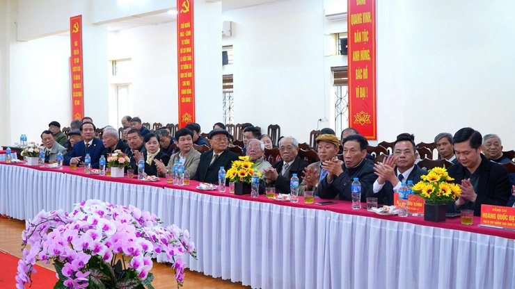 XÃ DÂN HÒA GẶP MẶT CÁC ĐỒNG CHÍ CÁN BỘ NGUYÊN LÀ QUA CÁC THỜI KỲ
- Ảnh 3.