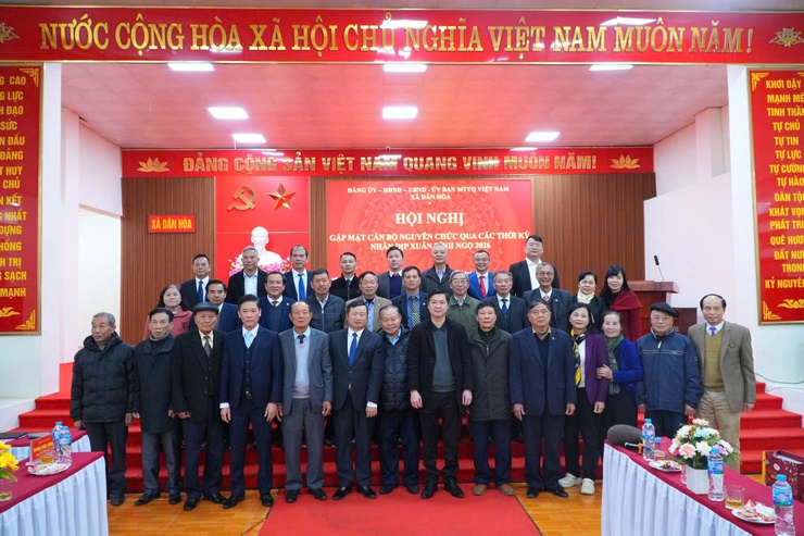 XÃ DÂN HÒA GẶP MẶT CÁC ĐỒNG CHÍ CÁN BỘ NGUYÊN LÀ QUA CÁC THỜI KỲ
- Ảnh 1.