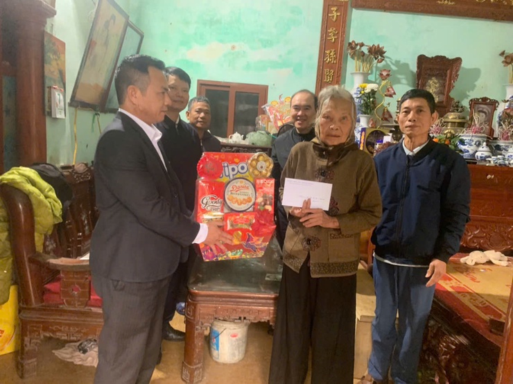XÃ DÂN HÒA THĂM HỎI, TẶNG QUÀ NGƯỜI CÓ CÔNG VÀ CÁC CỤ CAO TUỔI NHÂN DỊP TẾT NGUYÊN ĐÁN BÍNH NGỌ 2026- Ảnh 2.
