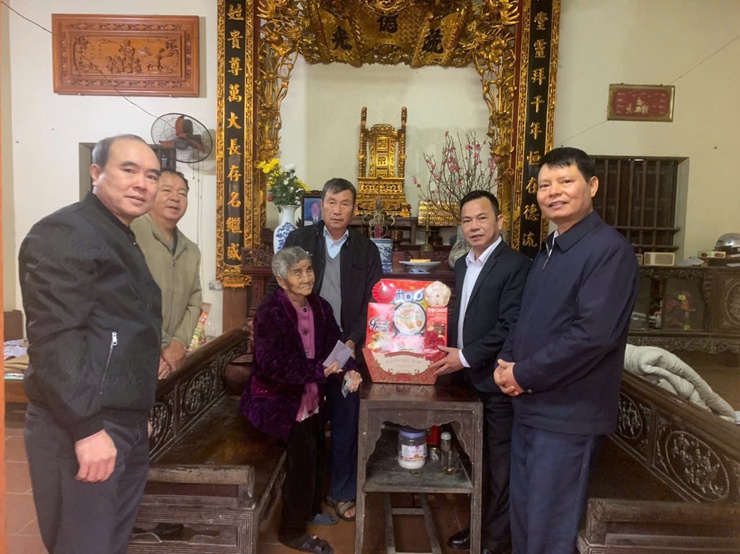 XÃ DÂN HÒA THĂM HỎI, TẶNG QUÀ NGƯỜI CÓ CÔNG VÀ CÁC CỤ CAO TUỔI NHÂN DỊP TẾT NGUYÊN ĐÁN BÍNH NGỌ 2026- Ảnh 1.