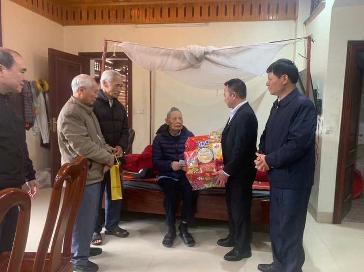XÃ DÂN HÒA THĂM HỎI, TẶNG QUÀ NGƯỜI CÓ CÔNG VÀ CÁC CỤ CAO TUỔI NHÂN DỊP TẾT NGUYÊN ĐÁN BÍNH NGỌ 2026- Ảnh 3.