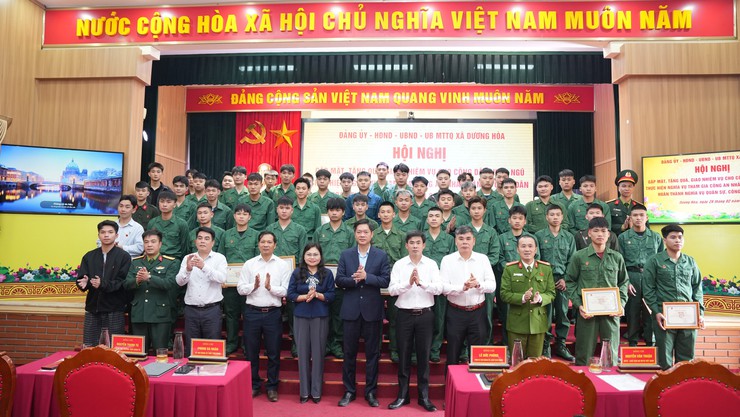 Dương Hoà gặp mặt, cấp phát quân trang, tặng quà và giao nhiệm vụ cho công dân nhập ngũ và thực hiện nghĩa vụ tham gia Công an nhân dân năm 2026 - Ảnh 1.