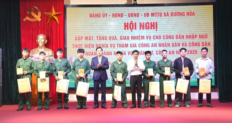 Dương Hoà gặp mặt, cấp phát quân trang, tặng quà và giao nhiệm vụ cho công dân nhập ngũ và thực hiện nghĩa vụ tham gia Công an nhân dân năm 2026 - Ảnh 10.