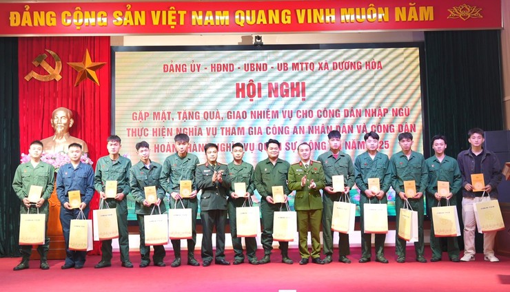 Dương Hoà gặp mặt, cấp phát quân trang, tặng quà và giao nhiệm vụ cho công dân nhập ngũ và thực hiện nghĩa vụ tham gia Công an nhân dân năm 2026 - Ảnh 11.
