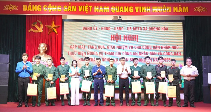 Dương Hoà gặp mặt, cấp phát quân trang, tặng quà và giao nhiệm vụ cho công dân nhập ngũ và thực hiện nghĩa vụ tham gia Công an nhân dân năm 2026 - Ảnh 12.