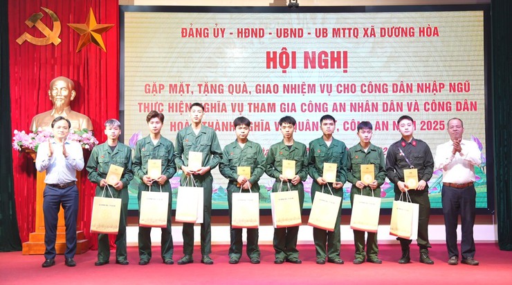 Dương Hoà gặp mặt, cấp phát quân trang, tặng quà và giao nhiệm vụ cho công dân nhập ngũ và thực hiện nghĩa vụ tham gia Công an nhân dân năm 2026 - Ảnh 13.