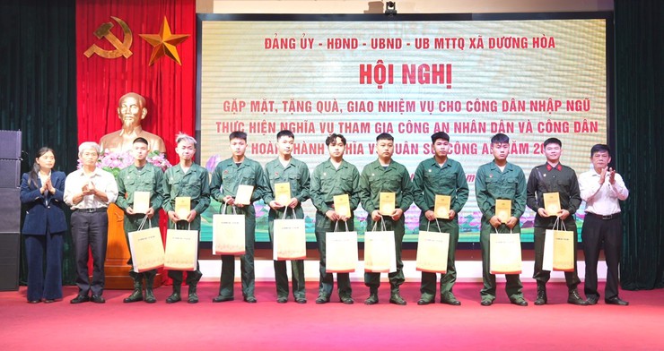 Dương Hoà gặp mặt, cấp phát quân trang, tặng quà và giao nhiệm vụ cho công dân nhập ngũ và thực hiện nghĩa vụ tham gia Công an nhân dân năm 2026 - Ảnh 14.