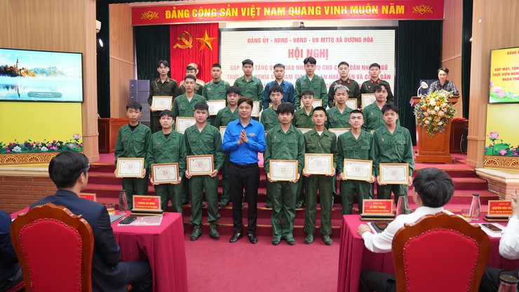 Dương Hoà gặp mặt, cấp phát quân trang, tặng quà và giao nhiệm vụ cho công dân nhập ngũ và thực hiện nghĩa vụ tham gia Công an nhân dân năm 2026 - Ảnh 15.