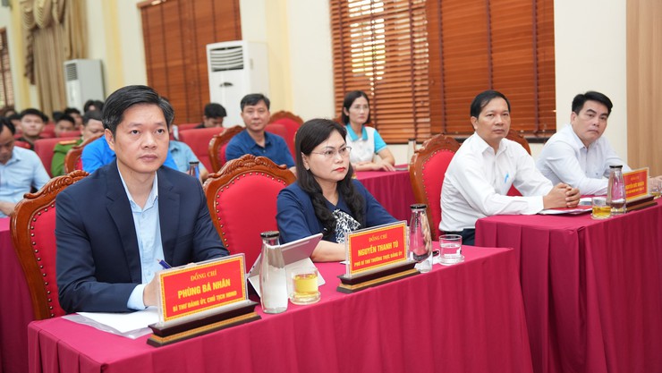 Dương Hoà gặp mặt, cấp phát quân trang, tặng quà và giao nhiệm vụ cho công dân nhập ngũ và thực hiện nghĩa vụ tham gia Công an nhân dân năm 2026 - Ảnh 2.