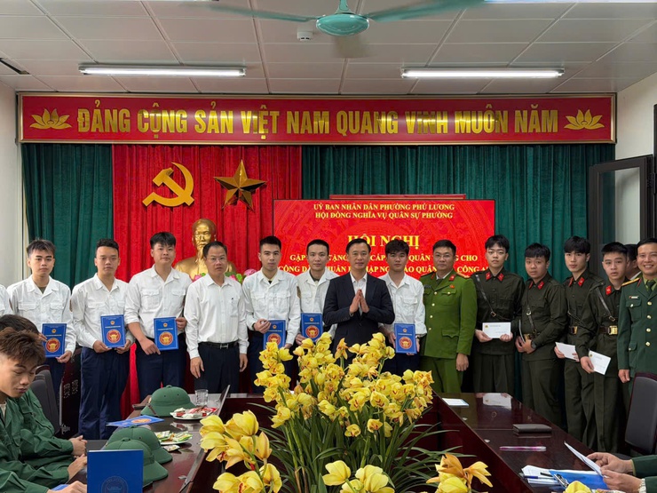 Phường Phú Lương tổ chức hội nghị gặp mặt, tặng quà và cấp phát quân trang năm 2026- Ảnh 1.