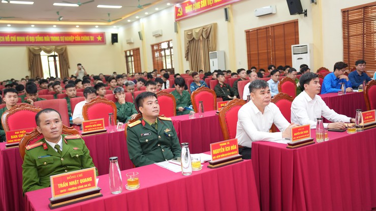 Dương Hoà gặp mặt, cấp phát quân trang, tặng quà và giao nhiệm vụ cho công dân nhập ngũ và thực hiện nghĩa vụ tham gia Công an nhân dân năm 2026 - Ảnh 3.