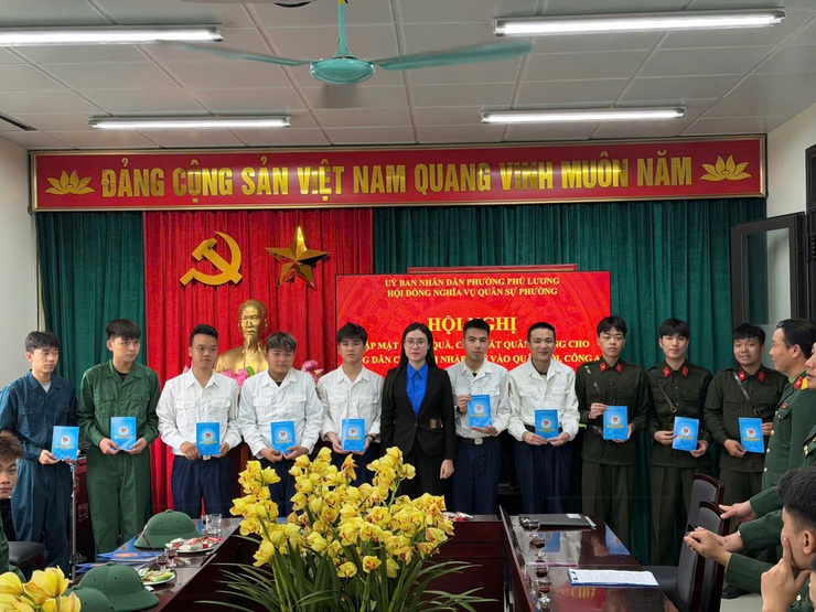 Phường Phú Lương tổ chức hội nghị gặp mặt, tặng quà và cấp phát quân trang năm 2026- Ảnh 4.