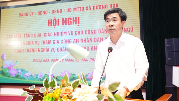 Dương Hoà gặp mặt, cấp phát quân trang, tặng quà và giao nhiệm vụ cho công dân nhập ngũ và thực hiện nghĩa vụ tham gia Công an nhân dân năm 2026 - Ảnh 4.